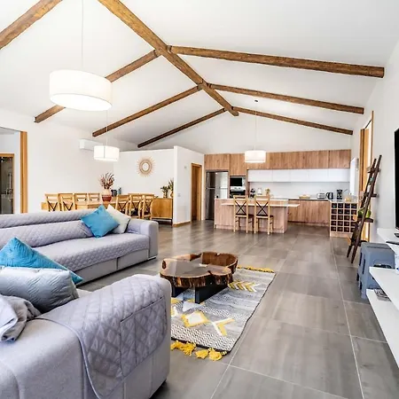 Housa - Lombos, Luxurious Countryside Villa