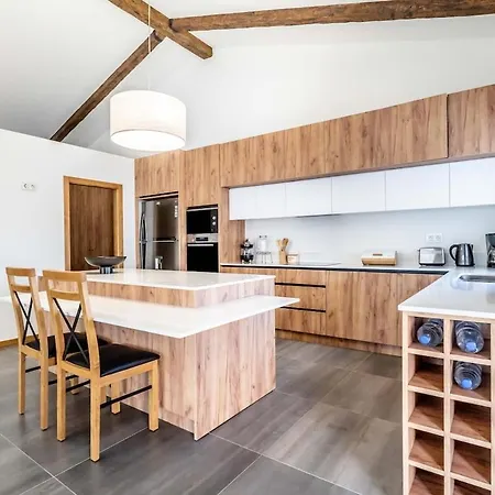 Villa Housa - Lombos, Luxurious Countryside *