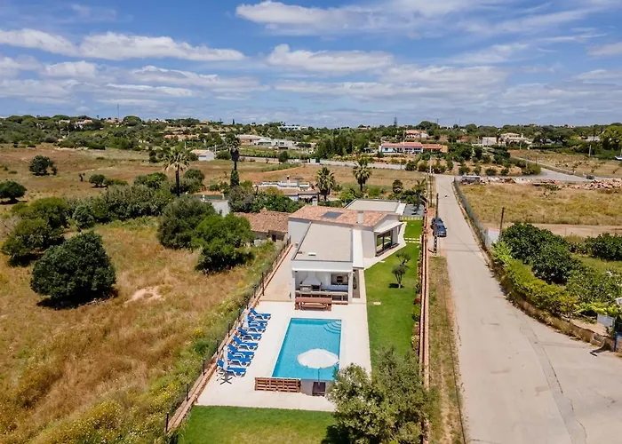 Housa - Lombos, Luxurious Countryside לגואה